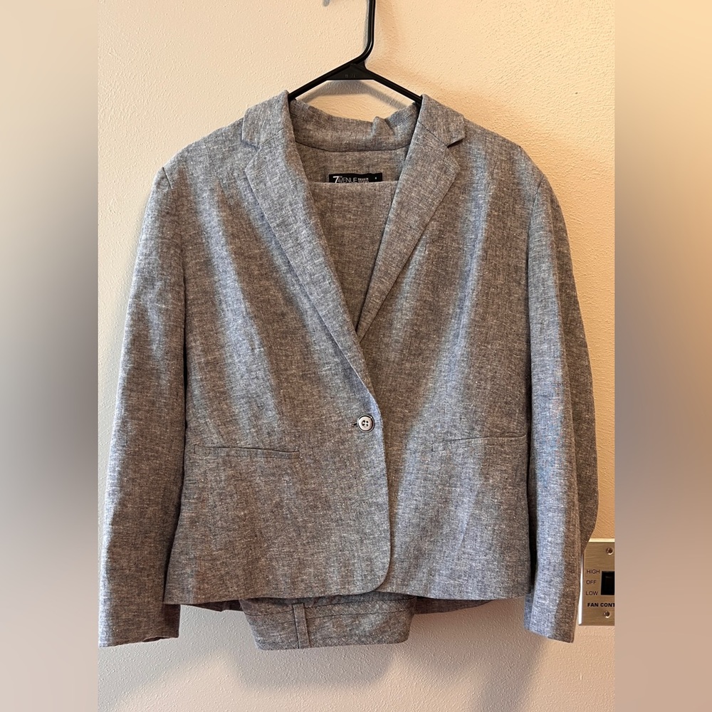 Elegant Women's Two-Piece Pant Suit I- Light Blue/Gray - Size 6